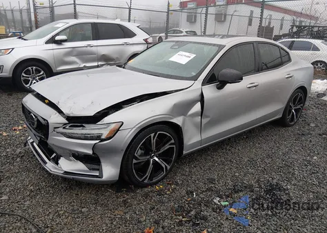 2024 Volvo S60 B5 Plus Dark Theme z USA, uszkodzony, nr VIN 7JRL12TL3RG314713